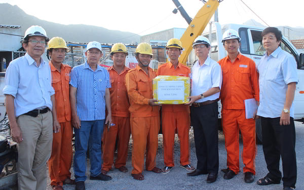 Ông Nguyễn Tấn Tuân, Phó Bí Thư Thường trực Tỉnh Ủy Khánh Hòa đến thăm và tặng quà    Công nhân khắc phục sự cố lưới điện sau bão 